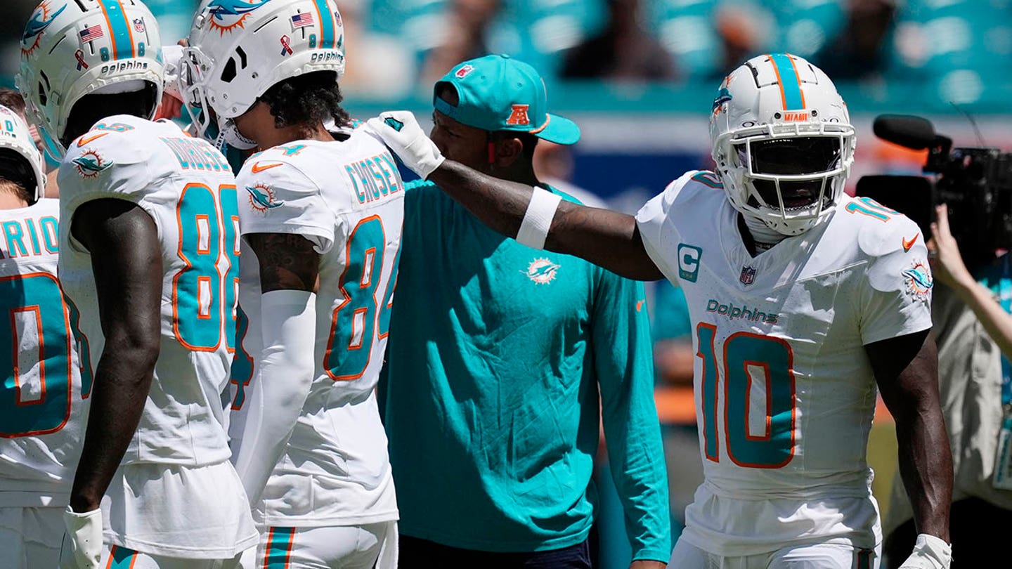 Tyreek Hill Celebrates Touchdown with Handcuff Gesture After Detention