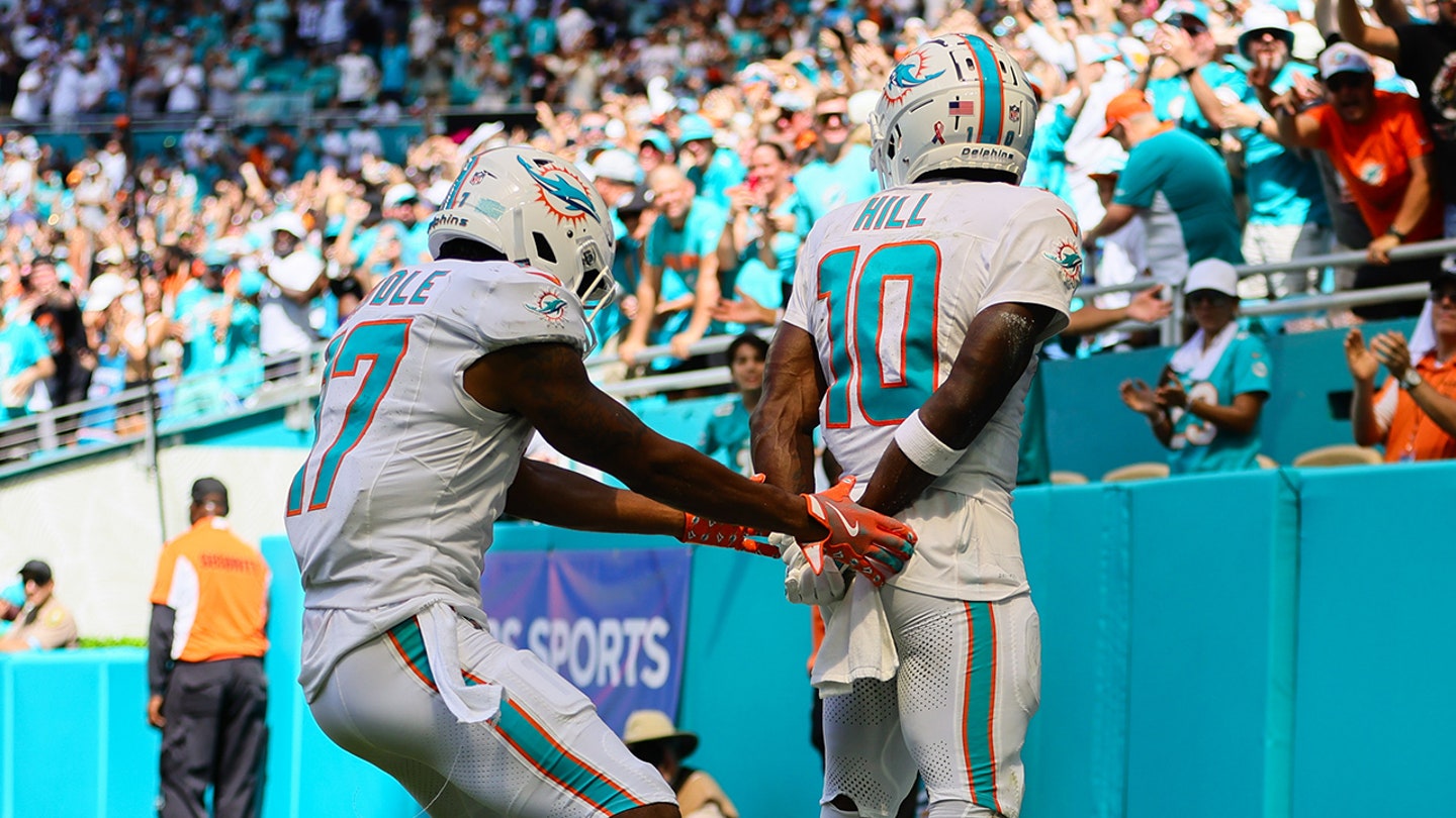 Tyreek Hill Celebrates Touchdown with Handcuff Gesture After Detention