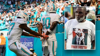 Tyreek Hill's Father Protests Son's Detainment at NFL Game