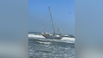 Los equipos de rescate de Nueva Jersey salvan a 2 personas de un velero inutilizado en una playa popular