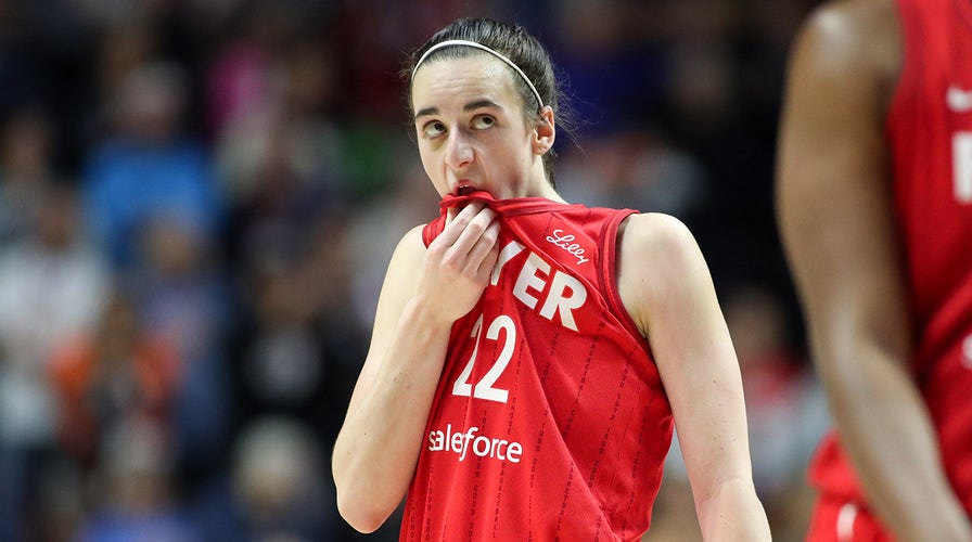 Caitlin Clark y DeWanna Bonner se lanzan dentelladas durante el partido de playoffs Fever-Sun