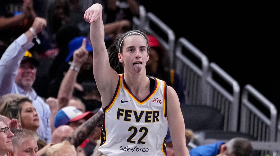 Caitlin Clark y DeWanna Bonner se lanzan dentelladas durante el partido de playoffs Fever-Sun