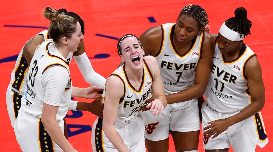 Caitlin Clark y DeWanna Bonner se lanzan dentelladas durante el partido de playoffs Fever-Sun