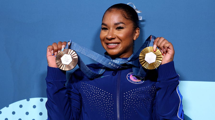 Un súper fan de las Olimpiadas luce atuendos espectaculares en las calles de París