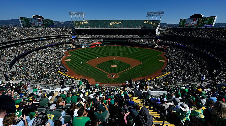 Los aficionados de los A's de Oakland abarrotan el estadio por última vez