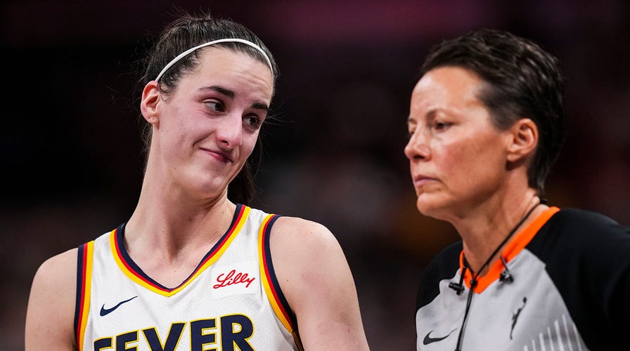 Caitlin Clark y DeWanna Bonner se lanzan dentelladas durante el partido de playoffs Fever-Sun