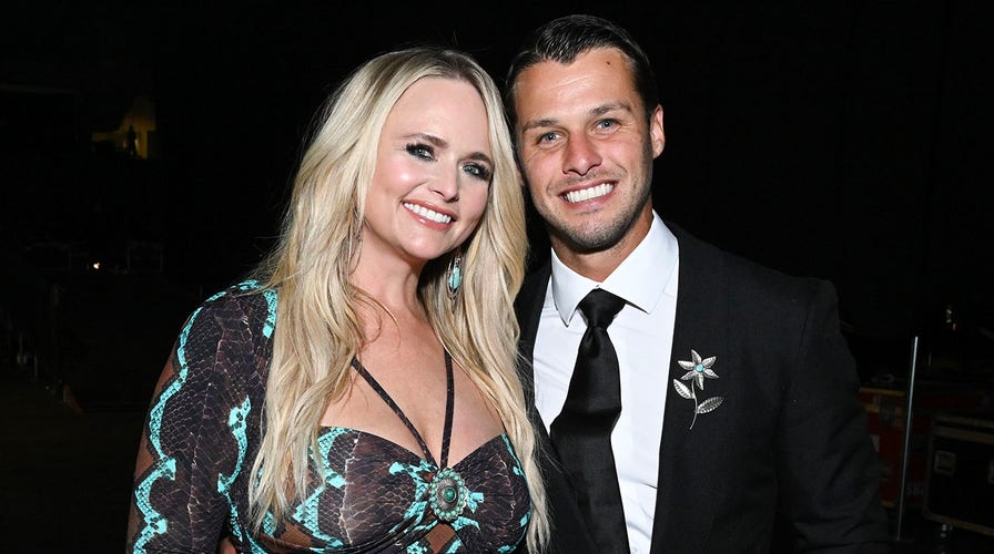 Miranda Lambert y su marido desfilan por la alfombra roja de los Premios ACM 2024