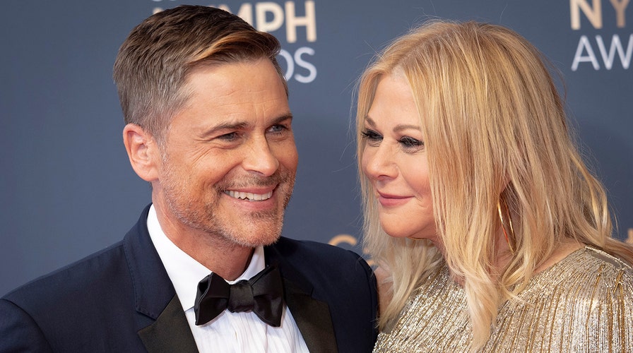 Rob Lowe habla de su aniversario, de Ping Pong 4 Purpose y de su mejor recuerdo de Olivia Newton-John