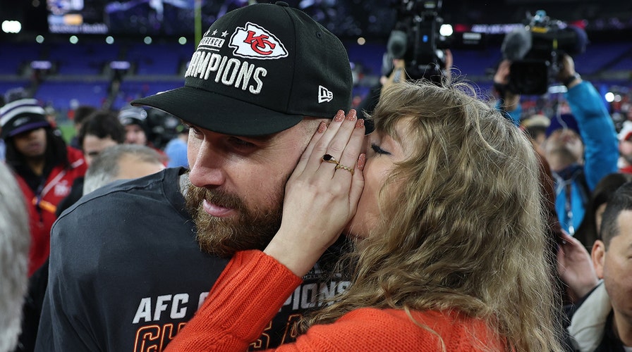 El beso de Taylor Swift y Travis Kelce en el campo demostró un momento "íntimo", dice un experto en lenguaje corporal