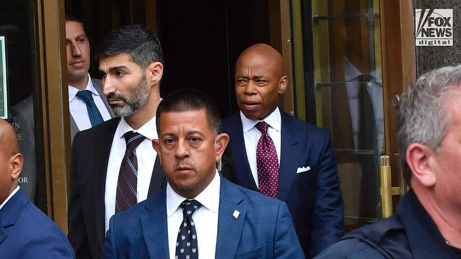 El alcalde de Nueva York Eric Adams y el abogado Alex Spiro abandonan el tribunal federal