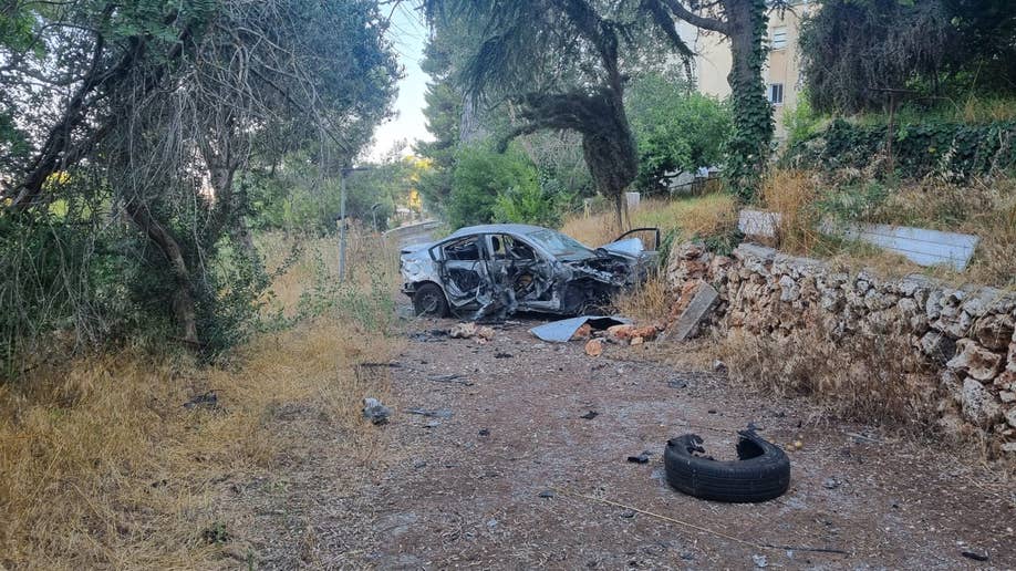 Coche quemado en el Kibbutz Manara