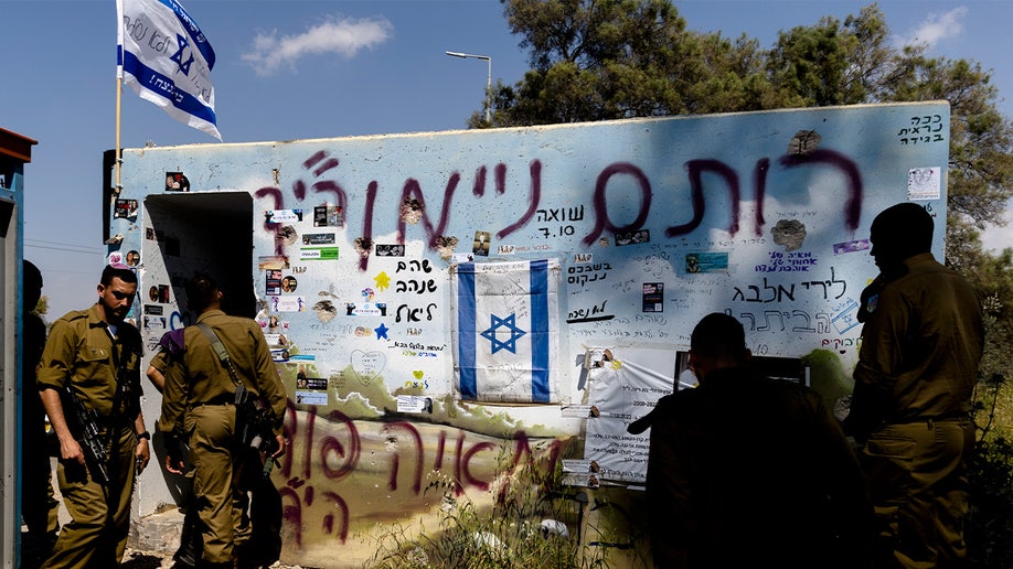 Soldados visitan un refugio antibombas en Re'eim, Israel