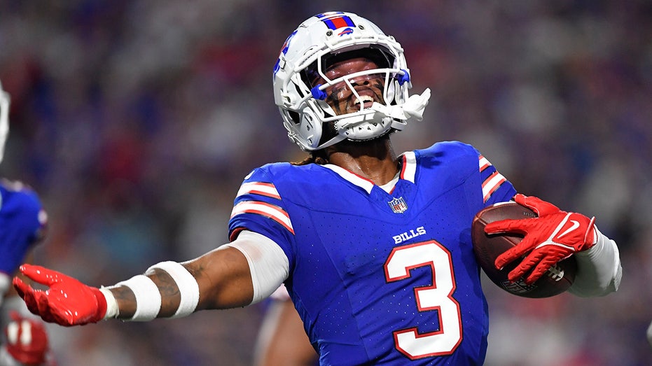 Bills' Damar Hamlin records 1st career interception, sets up another TD vs Jaguars thumbnail