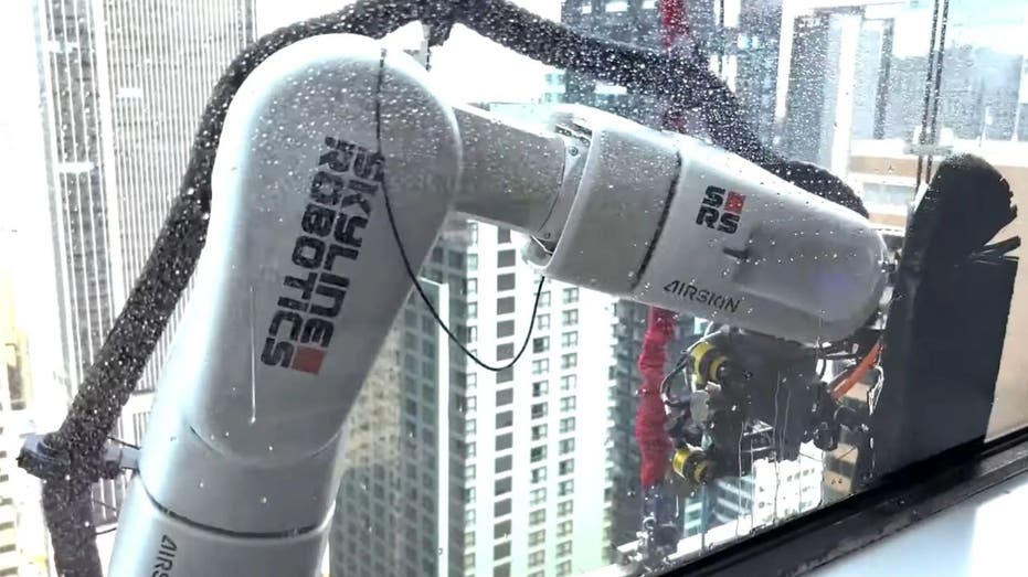 Robots replace human window washers on skyscrapers thumbnail