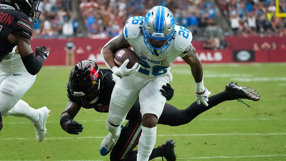 Lions pull off spectacular 'hook-and-ladder' touchdown to stun Cardinals thumbnail