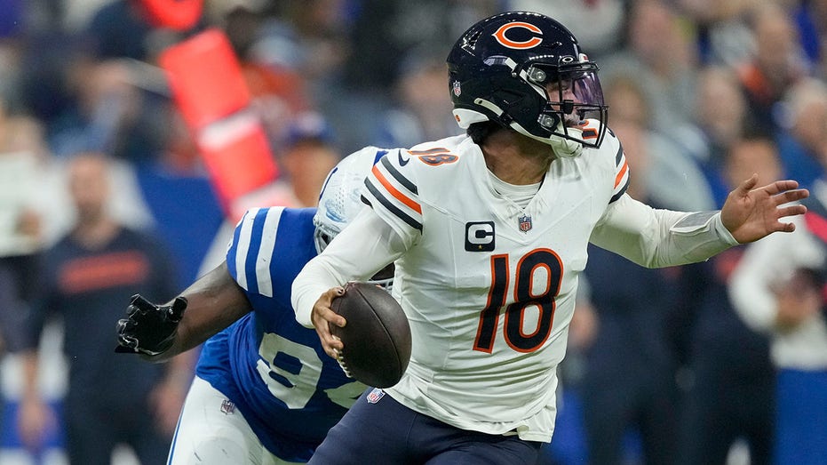 Bears' Caleb Williams comes 1 yard short of 1st touchdown pass after Hail Mary heave thumbnail