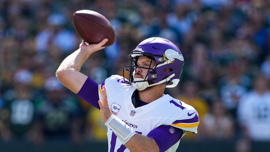 Vikings outlast Packers' 4th-quarter desperation, defeat division foe to remain undefeated thumbnail