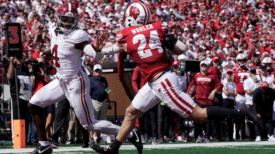 Alabama rolls over Wisconsin in Crimson Tide’s first visit to Madison in nearly a century