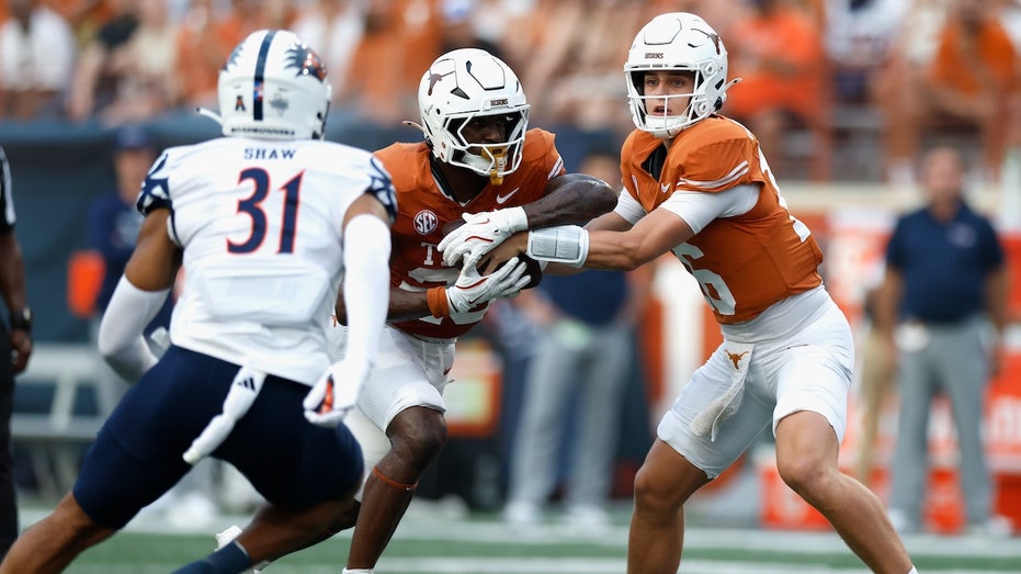 Arch Manning converts 2 touchdowns in 3 plays after coming off the bench for injured Texas starter thumbnail