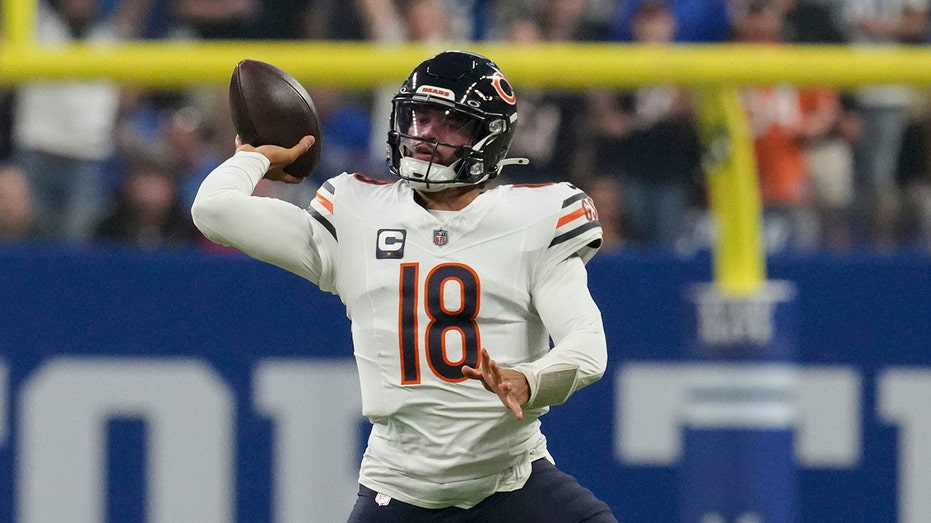 Bears’ Caleb Williams finally becomes 1st rookie quarterback to throw touchdown in 2024 thumbnail