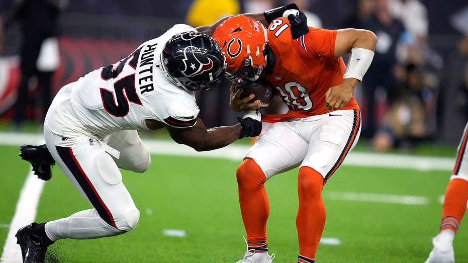 Texans' defense creates havoc for Bears rookie Caleb Williams in victory thumbnail