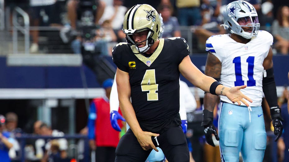 NFL fines Derek Carr after Michael Jackson-themed touchdown celebration dance thumbnail