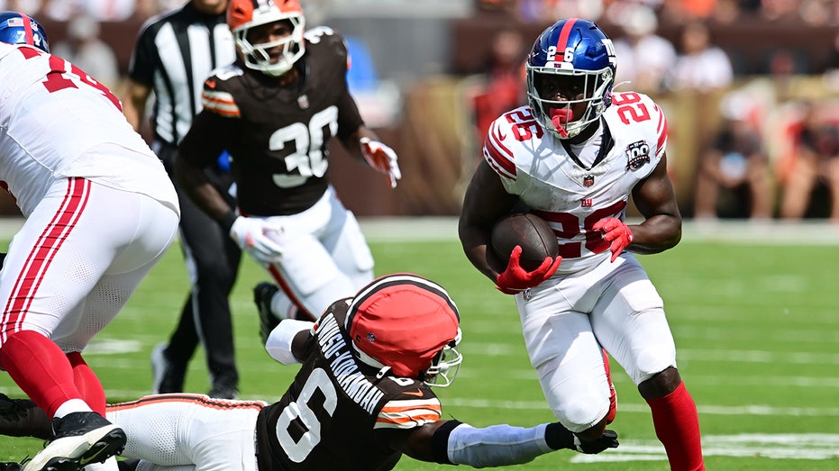 Giants' Devin Singletary makes late-game decision to avoid touchdown causing brutal bad beat for bettors thumbnail