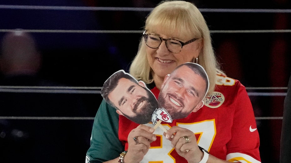 Donna Kelce hits back at critics of son amid Chiefs star's slow start thumbnail