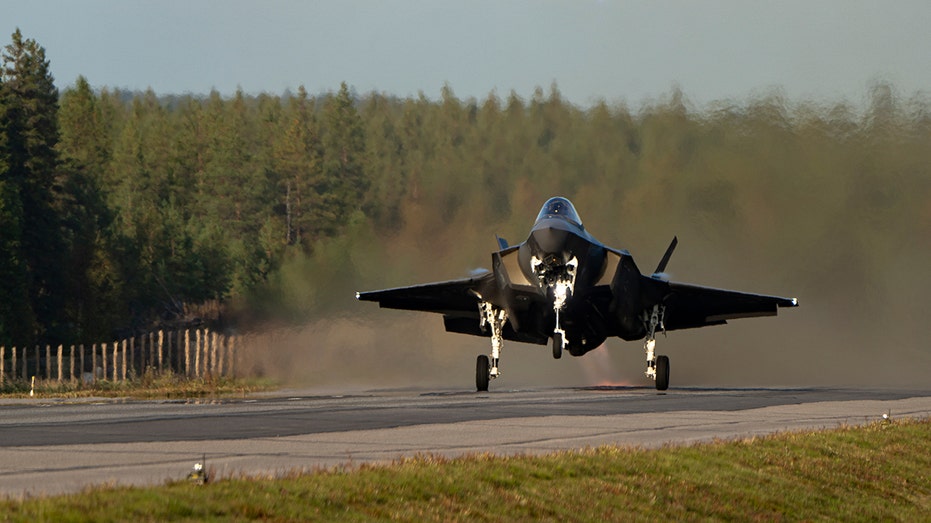 Pair of US Air Force F-35s make historic landing on highway in Finland thumbnail