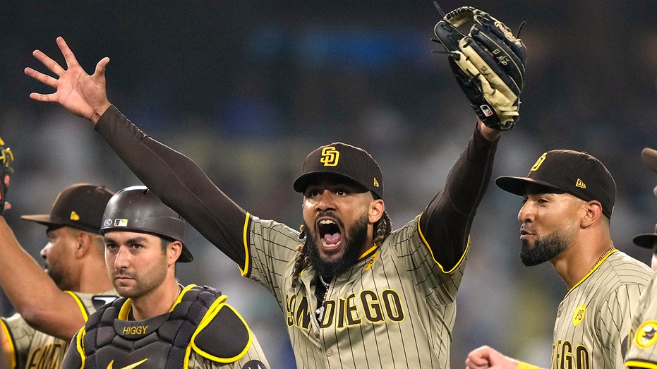 Padres turn triple play to end game, clinch playoff berth: 'It's shocking' thumbnail