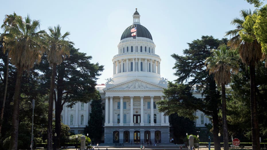 California Dems kill GOP bid to exempt tips from taxes