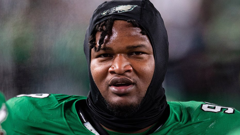 Eagles' Jalen Carter needs to be restrained as he trash talks Saints players, fans thumbnail