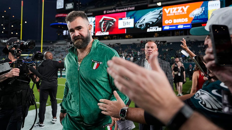 Eagles fan comes up lame after Jason Kelce chest bump thumbnail