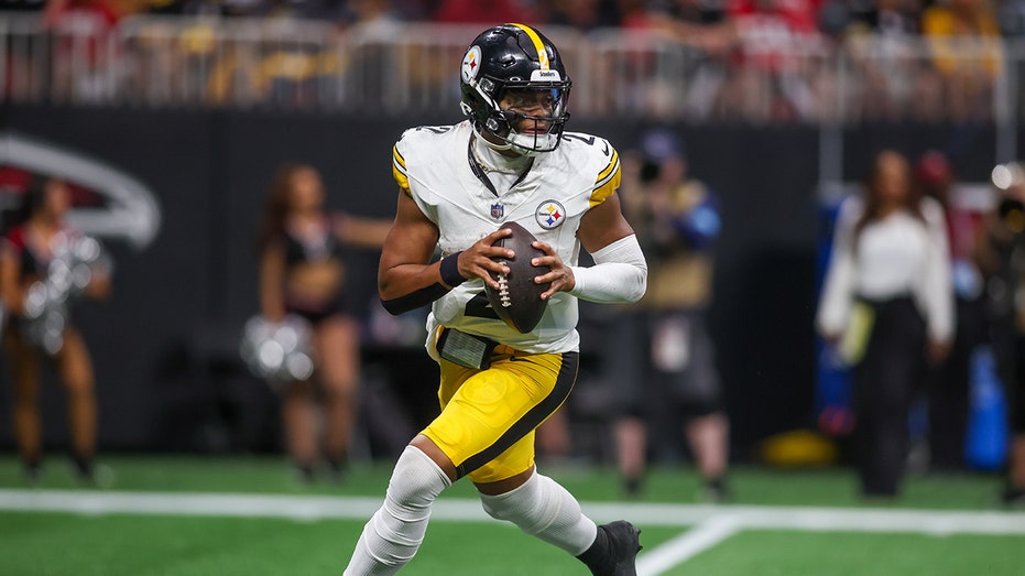 Justin Fields offers candid response when asked to compare Steelers' coaching to Bears': 'It's not close' thumbnail