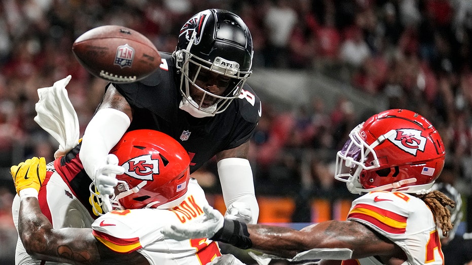 NFL fans furious as refs avoid throwing flag in crucial moment of Falcons-Chiefs game thumbnail