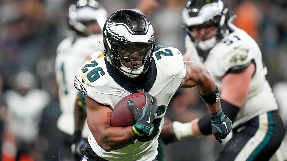 Ex-Giants lineman understands how fans feel as Saquon Barkley thrives with Eagles: 'MVP of the NFL right now' thumbnail