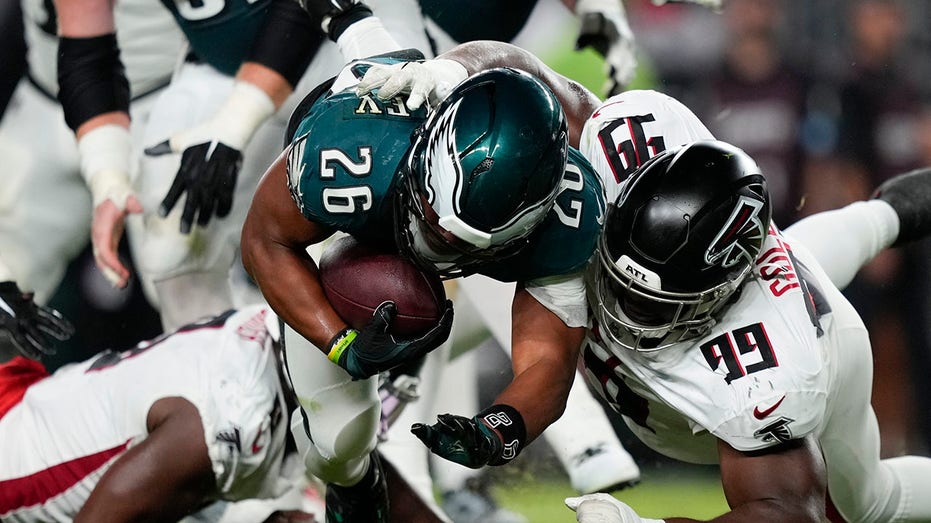 Eagles' Saquon Barkley draws ire from NFL fans after critical dropped pass in loss to Falcons thumbnail