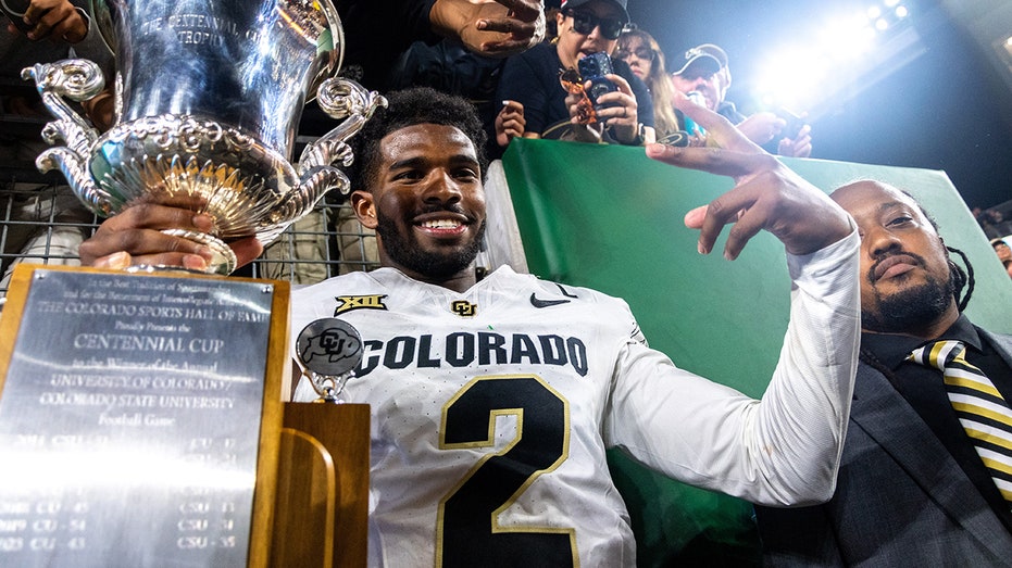 Colorado's Shedeur Sanders refuses to shake hands with Colorado State QB: 'You can't f--- with me' thumbnail