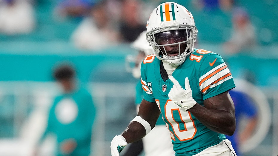 Dolphins' Tyreek Hill was 'motivating' team during sideline outburst in loss to Titans: 'Wasn't frustrated' thumbnail