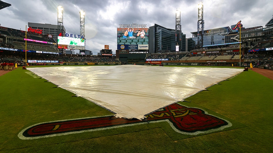 Pivotal Braves-Mets series postponed due to hurricane; season finale doubleheader may decide postseason fate thumbnail