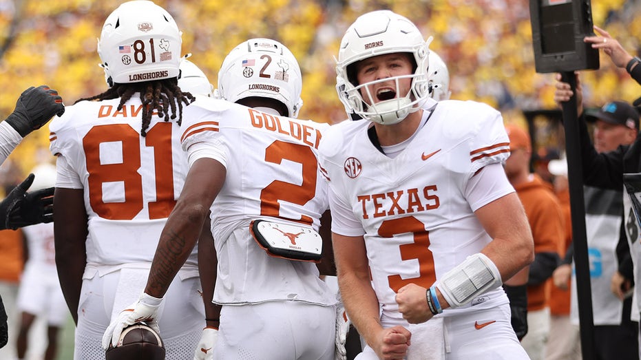 Quinn Ewers puts on stellar display, throws 3 touchdown passes as Texas routs Michigan thumbnail