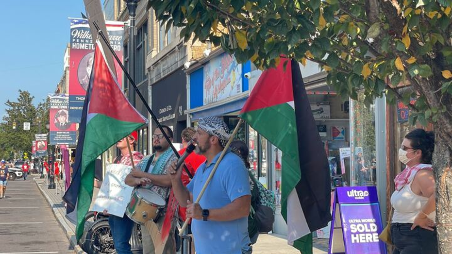 Pro-Palestinian protesters taunt Harris rallygoers as veep supporter hits back: What ‘About Hamas?’ thumbnail