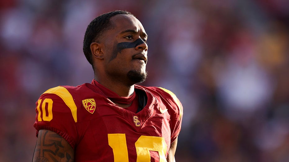 USC receiver’s leaping 1-handed grab is early leader for catch of the year