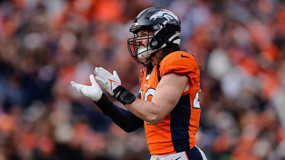 Broncos linebacker Alex Singleton played 3 full quarters of game with torn ACL thumbnail