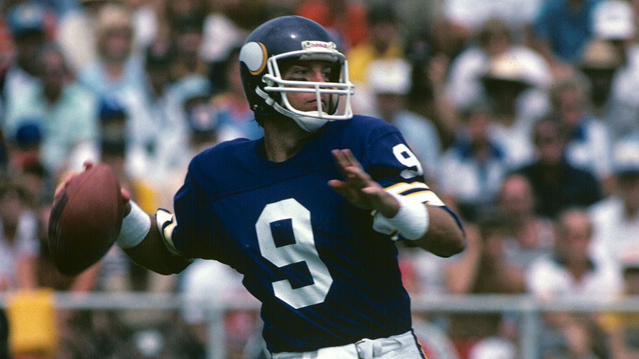 Ex-Vikings quarterback Tommy Kramer, 69, reveals dementia diagnosis thumbnail