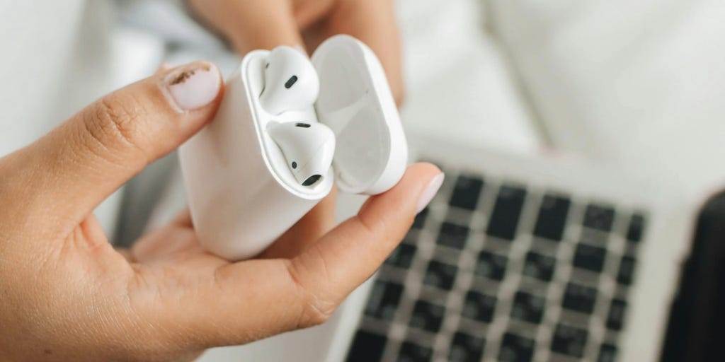 1-airpods-4-vs.-pro-2.jpg?ve=1