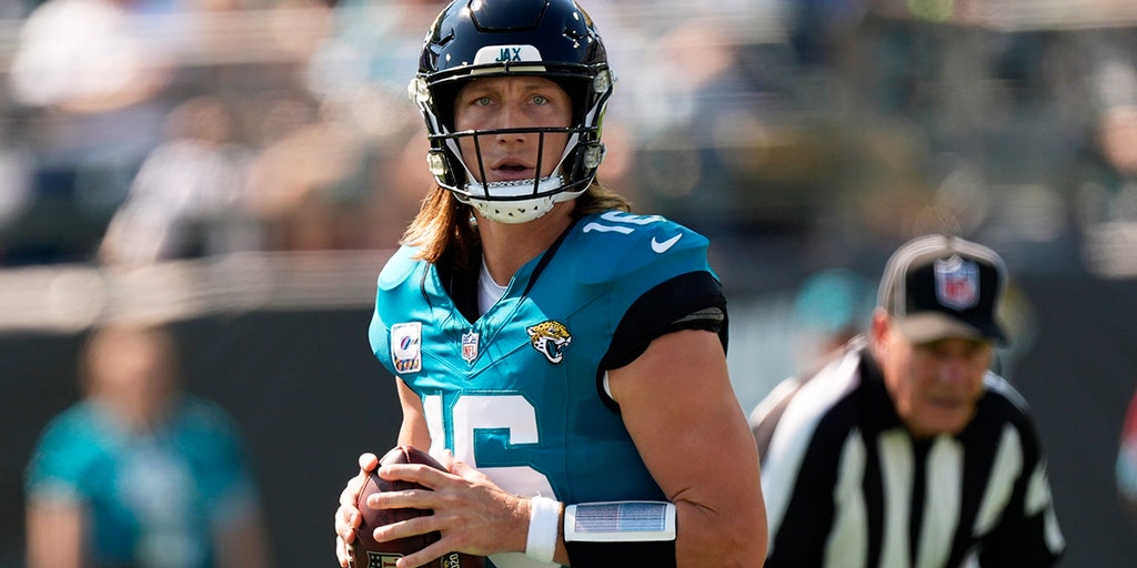 Jaguars' Trevor Lawrence unlikely to play in Week 10, weighing options after shoulder injury: report | Fox News