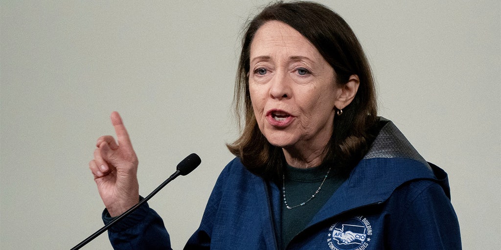 Striking Boeing workers boo after Democratic Sen. Maria Cantwell criticizes Trump