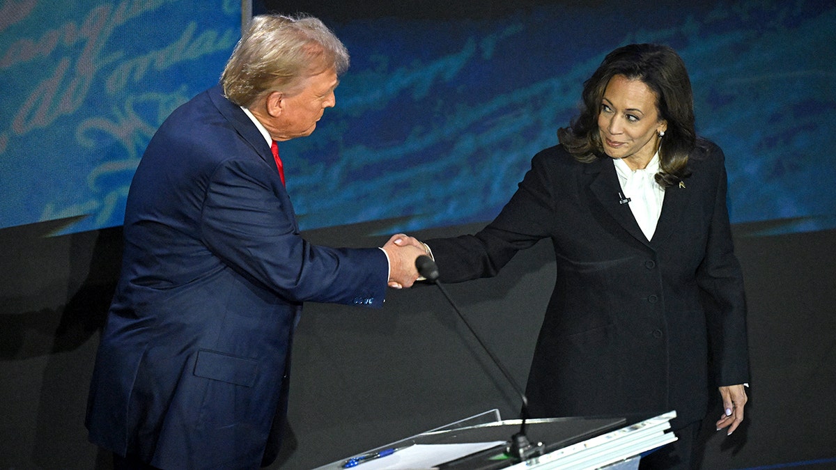 Trump and Harris shingle hands