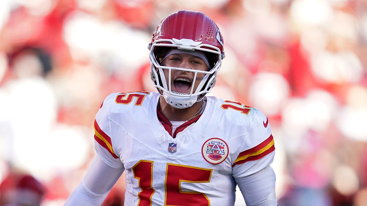 Patrick Mahomes merayakan gol